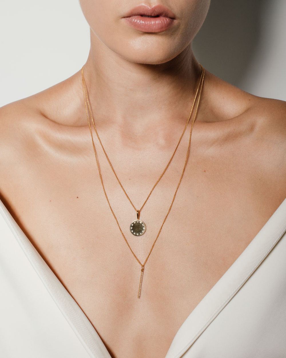 heroyne Diamond Disk Pendant Eternity Pendant Necklace 18 karat Gold Vermeil Diamonds Topaz 2