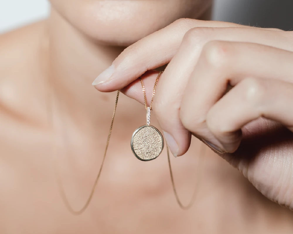 heroyne-Fingerprint-Necklace-Diamonds_14-karat-Solid-Gold-2