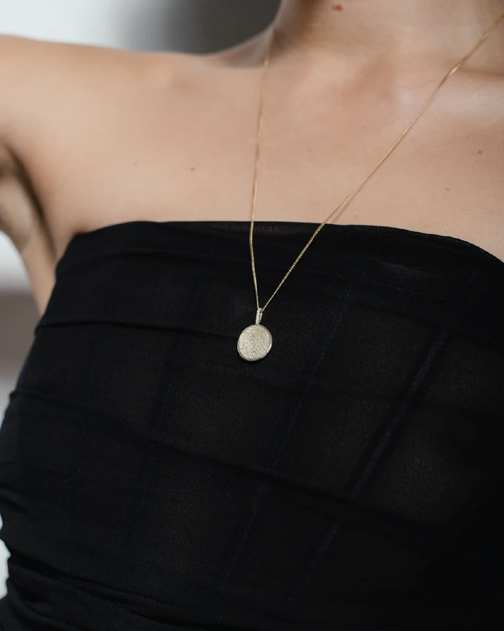 heroyne-Fingerprint-Necklace-Diamonds_14-karat-Solid-Gold-5